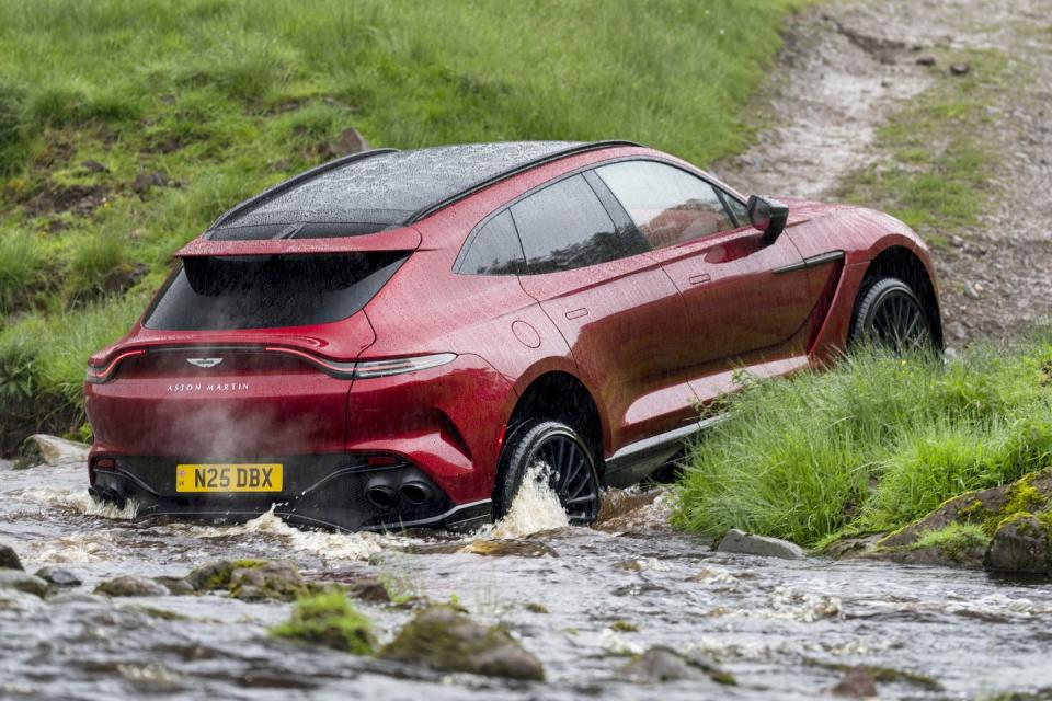 2025 aston martin dbx 707