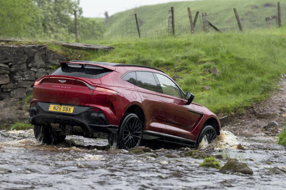 2025 aston martin dbx 707