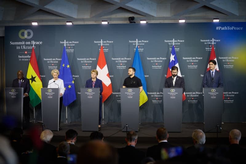 (L-R) Ghana's President Nana Addo Dankwa Akufo-Addo, President of the European Commission Ursula von der Leyen, Swiss Federal President Viola Amherd, Ukraine's President Volodymyr Zelensky, Chile's President Gabriel Boric and Canadian Prime Minister Justin Trudeau attend the closing press conference of the Summit on peace in Ukraine. -/Ukraine Presidency/dpa