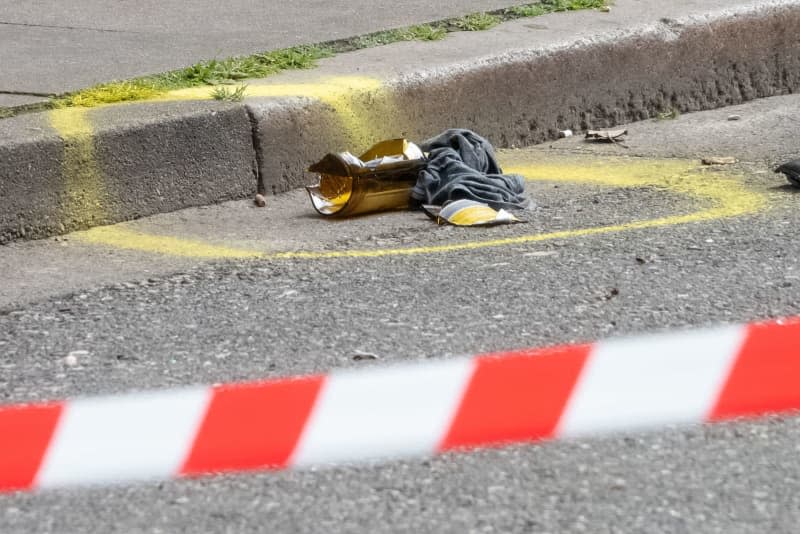 An object marked with a spray circle lies at the scene. Police have shot a man armed with a pickaxe and a Molotov cocktail near the Reeperbahn in Hamburg-St. Pauli. He was hit in the leg and is receiving medical treatment, a police spokesman said on Sunday. Bodo Marks/dpa