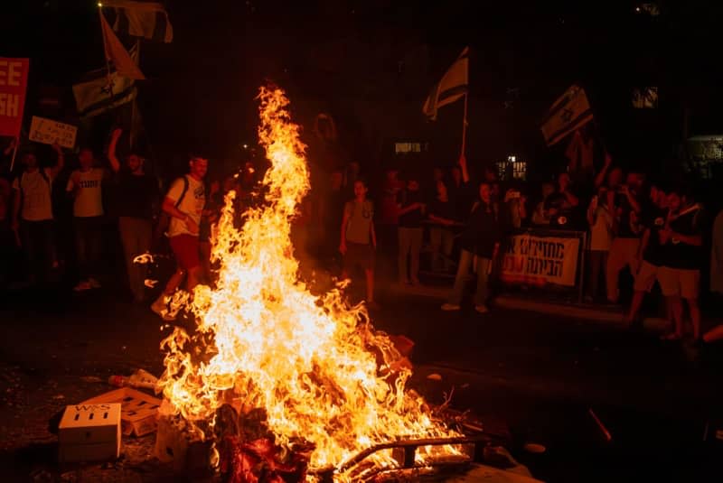 Israelis and family members of hostages held in Gaza take part in an anti-government rally outside the home of Israeli Prime Minister Benjamin Netanyahu. Ilia Yefimovich/dpa