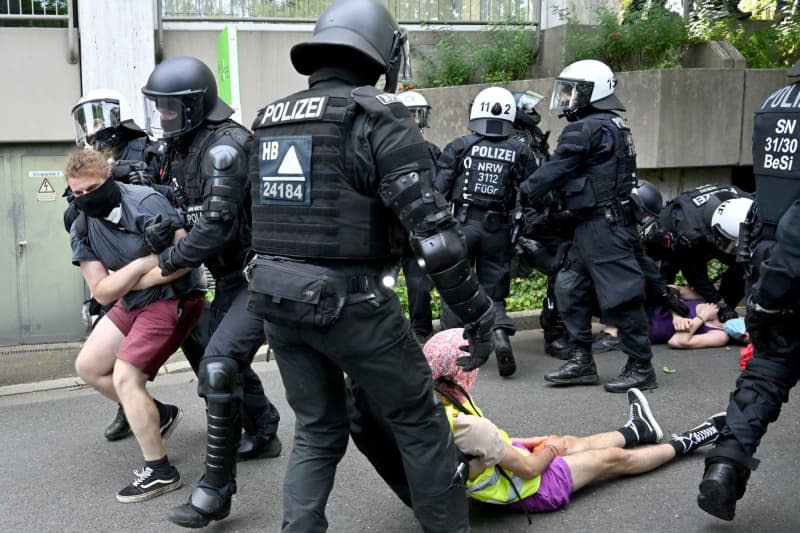 The police break up a sit-in blockade during the Alternative for Germany (AfD) party conference. Henning Kaiser/dpa