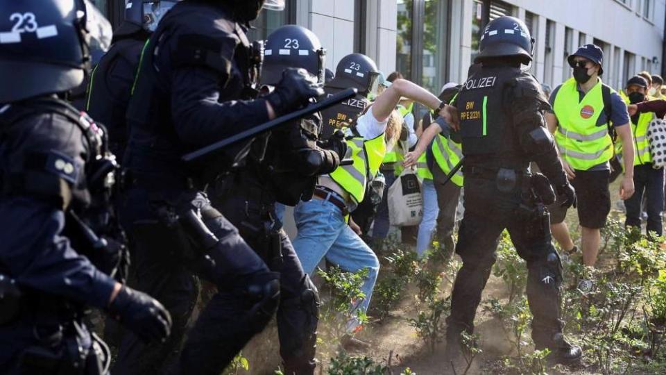 Police and protesters in Essen