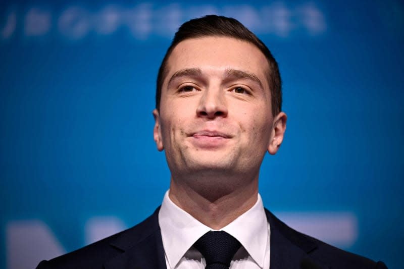 French far-right Rassemblement National (RN) party president Jordan Bardella smiles as he addresses militants after the first results announcement during an evening gathering of French far-right party Rassemblement National (RN) on the final day of the European Parliament election, at the Pavillon Chesnaie du Roy in Paris. Julien De Rosa/AFP/dpa