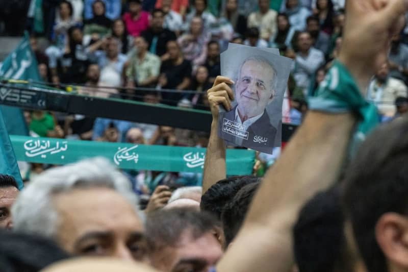 Supporters of the presidential candidate of the reformist camp Massud Peseschkian cheer at an election rally in the capital. Iran is holding a new presidential election on 28 June 2024 following the death of President Ebrahim Raisi and seven others in a helicopter crash. Arne Bänsch/dpa