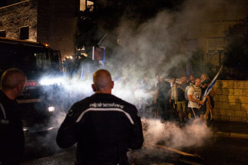 Israelis and family members of hostages held in Gaza take part in an anti-government rally outside the home of Israeli Prime Minister Benjamin Netanyahu. Ilia Yefimovich/dpa