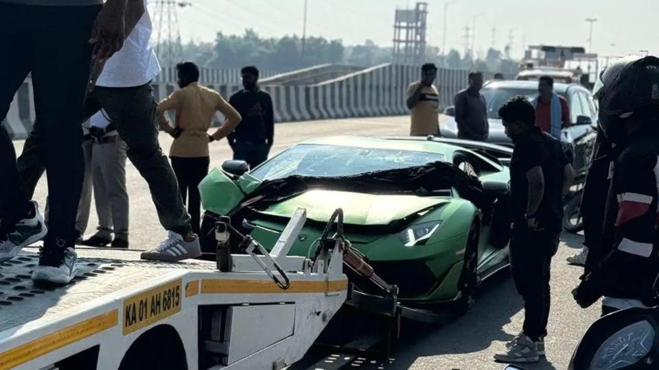 Speeding Lamborghini Aventador SVJ Crashes in India