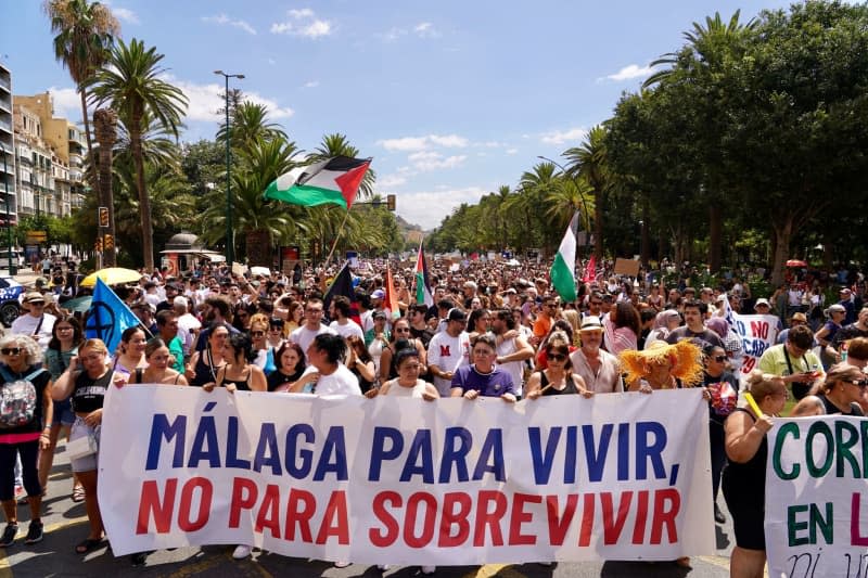 People hold banners and flags during a demonstration called by the Union of Tenants and Leaseholders of Malaga under the slogan "Malaga to live and not to survive" against the housing shortage. Álex Zea/EUROPA PRESS/dpa