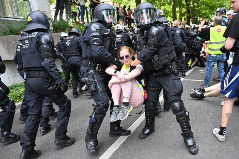 The police break up a sit-in blockade during the Alternative for Germany (AfD) party conference. Henning Kaiser/dpa