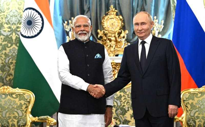 President of Russia Vladimir Putin (R) receives Prime Minister of India Narendra Modi ahead of their meeting at the Grand Kremlin Palace. -/Kremlin/dpa