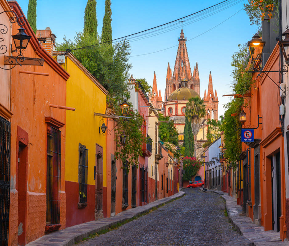 Numerous attractions, restaurants, and shops are concentrated in central San Miguel de Allende's iconic cobblestone streets, beckoning visitors to explore the historic city on foot. 