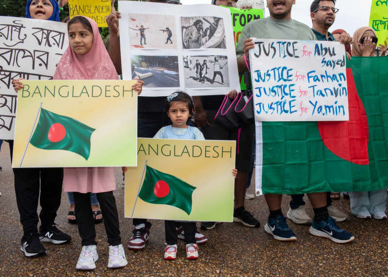 Bangladeshi students gather with banners and Bangladeshi flags in front of the White House as they show solidarity with Bangladesh students anti-'Quota' protest. Probal Rashid/ZUMA Press Wire/dpa