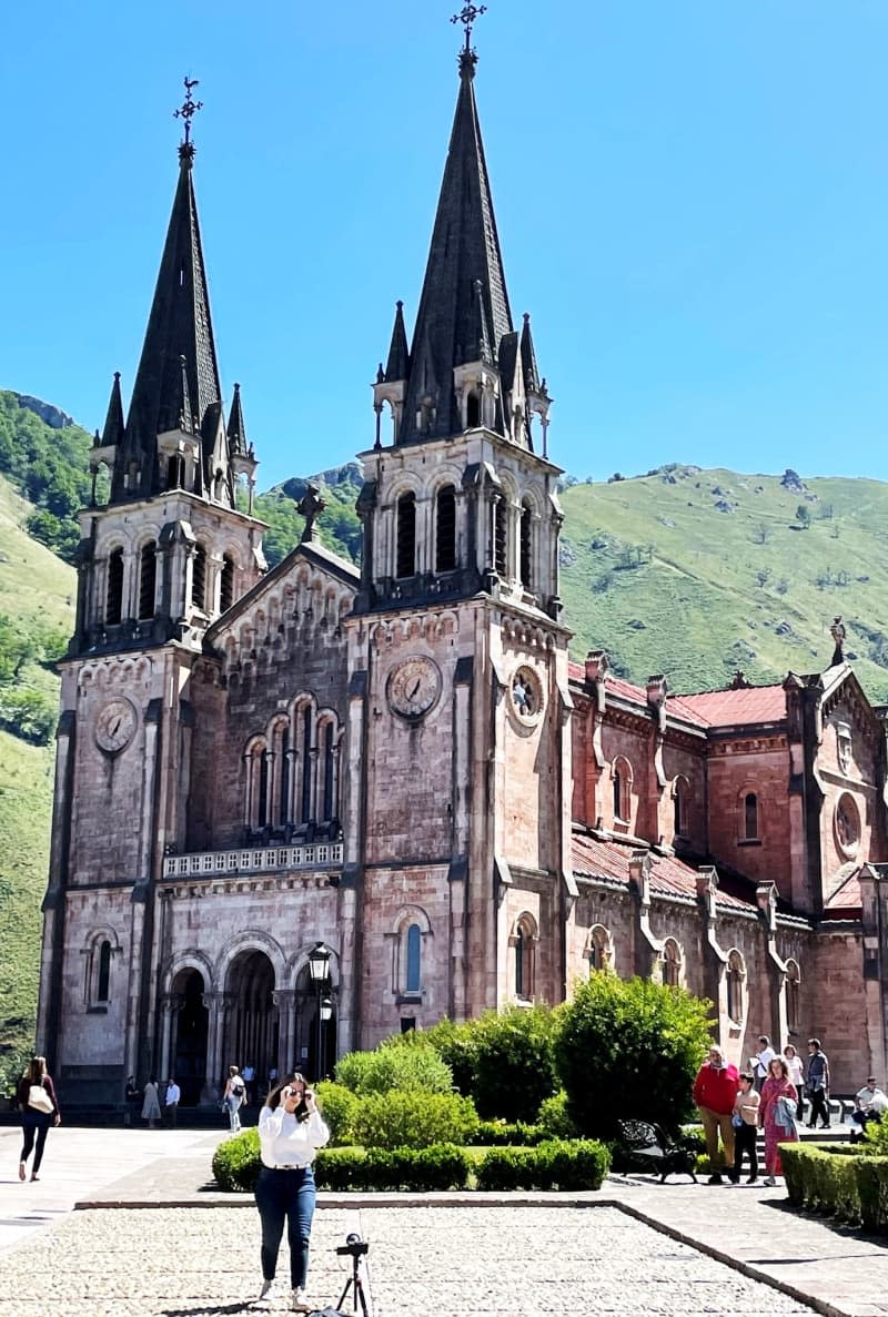 The pilgrimage church of Covadonga in the Picos de Europa National Park is one of the many excursion destinations when travelling on the Costa Verde Express. Manuel Meyer/dpa