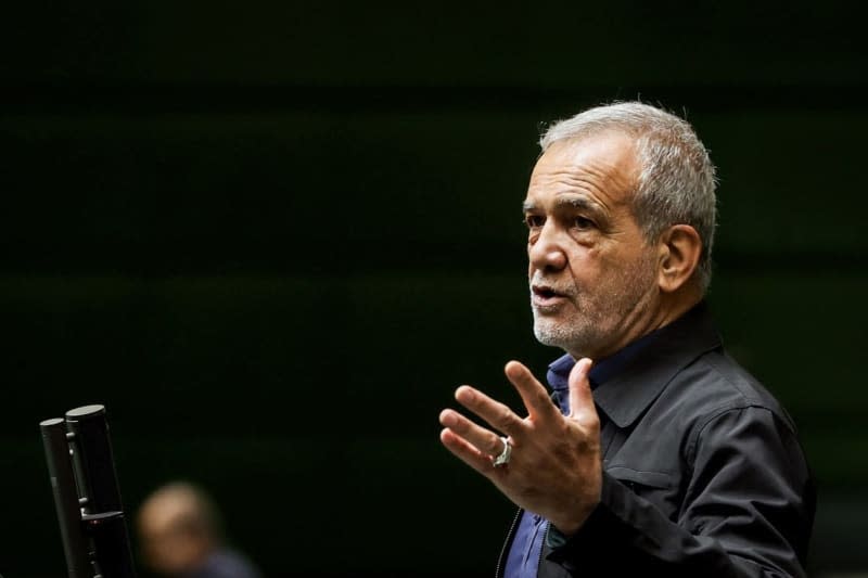 The newly elected Iranian President Massud Peseschkian speaks during a public session of parliament. Icana News Agency/ZUMA Press Wire/dpa