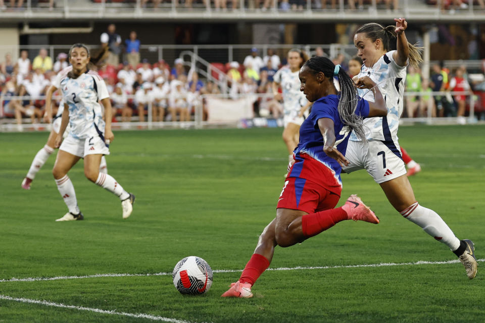 Jul 16, 2024; Washington, D.C., USA; United States midfielder Crystal Dunn (7) crosses the ball as Costa Rica forward Melissa Herrera (7) defends in the first half of a send-off friendly at Audi Field. Mandatory Credit: Geoff Burke-USA TODAY