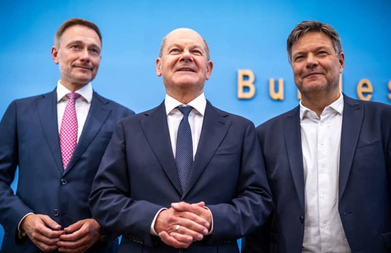 German Chancellor Olaf Scholz (C), German Minister for Economic Affairs and Climate Protection Robert Habeck (R) and German Minister of Finance Christian Lindner take part in a press conference on the 2025 budget. The coalition parties have agreed on a draft budget. Michael Kappeler/dpa