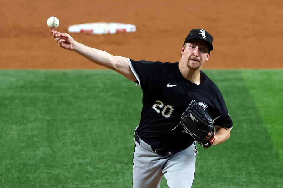 ARLINGTON, TEXAS - JULY 22: Erick Fedde #20 of the Chicago White Sox pitches in the seventh inning against the Texas Rangers at Globe Life Field on July 22, 2024 in Arlington, Texas. (Photo by Richard Rodriguez/Getty Images)