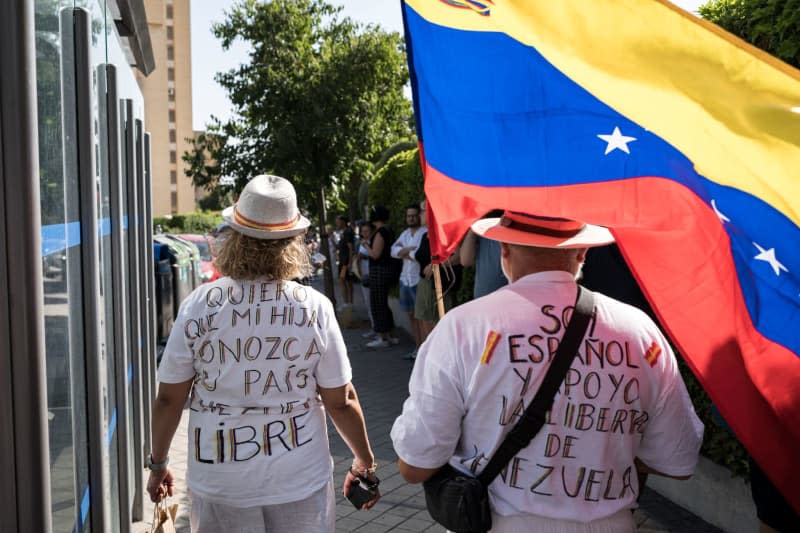 Venezuelans living in Spain wait their turn to vote in Venezuela's presidential elections at the Fernando de los Rios Cultural Center. Diego Radamés/EUROPA PRESS/dpa