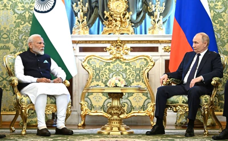 President of Russia Vladimir Putin (R) meets with Prime Minister of India Narendra Modi at the Grand Kremlin Palace. -/Kremlin/dpa