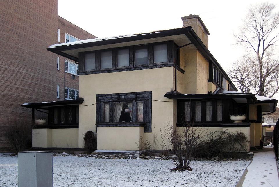 The historic J. J. Walser Jr. residence in Chicago's Austin neighborhood circa 2010. Photo by Zol87 via Wikimedia Commons.