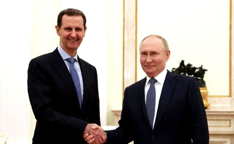 Russian President Vladimir Putin (R) meets with  and Syrian President Bashar al-Assad. -/Kremlin/dpa