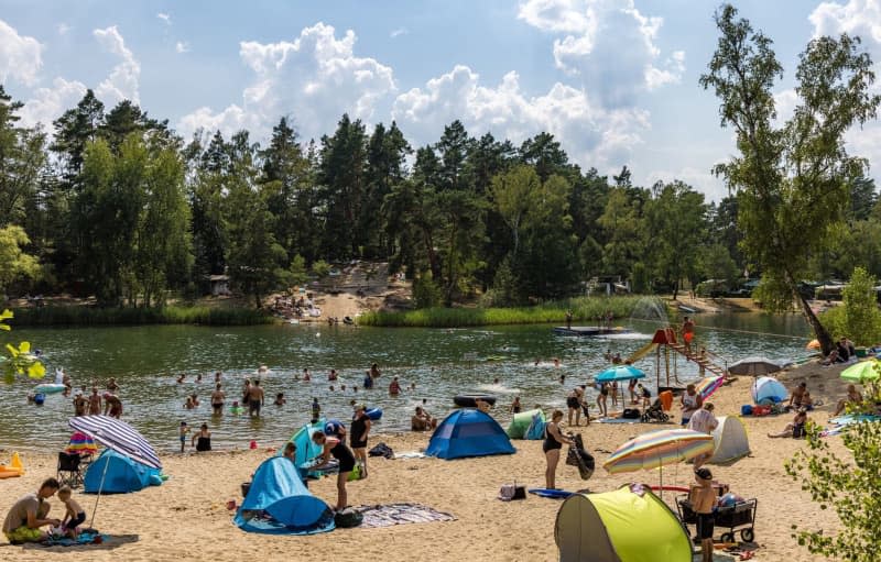 Swimmers enjoy hot temperatures in the Zeischa forest pool. Frank Hammerschmidt/dpa