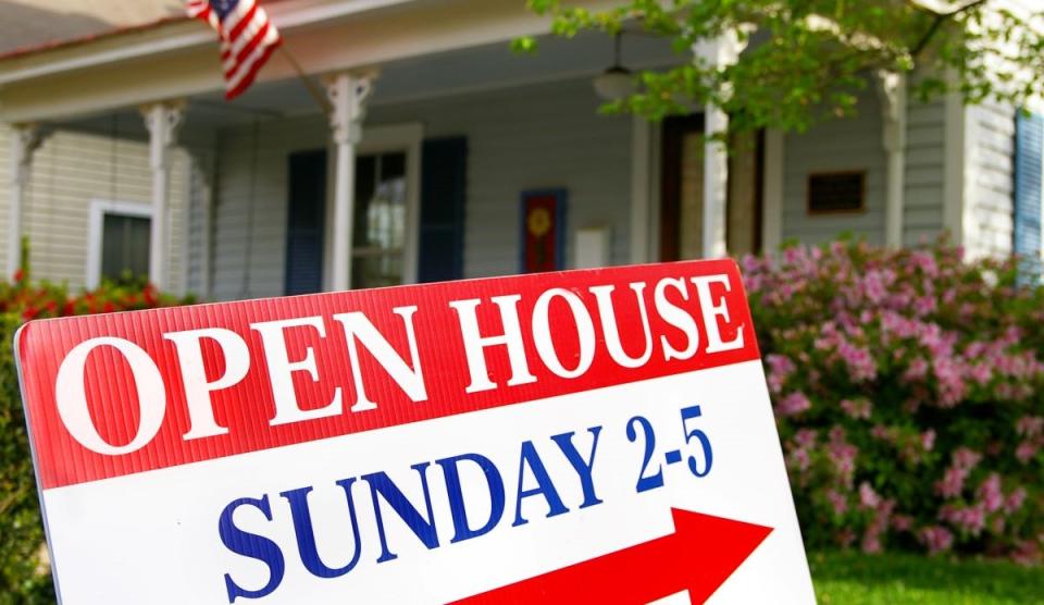 open house sign in front yard with arrow pointing toward the house