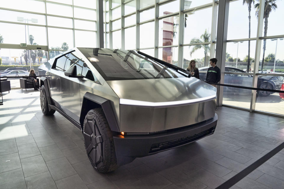 Un Cybertruck de Tesla en exhibición en Buena Park, California, el 3 de diciembre del 2023. (Foto AP/Richard Vogel)