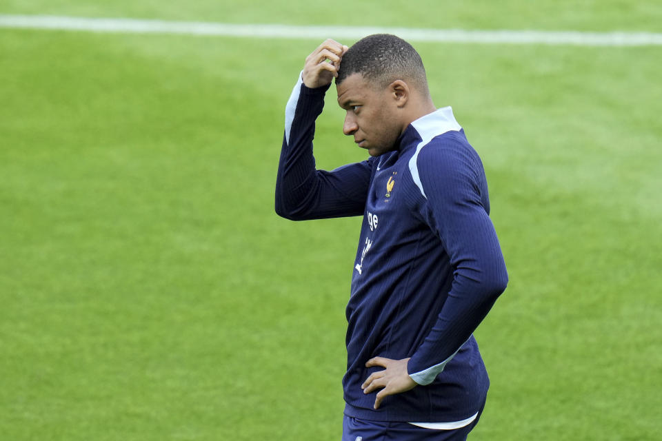 El francés Kylian Mbappé realiza un gesto durante la sesión de entrenamientos en Paderborn, Alemania, el jueves 13 de junio de 2024. (AP Foto/Hassan Ammar)