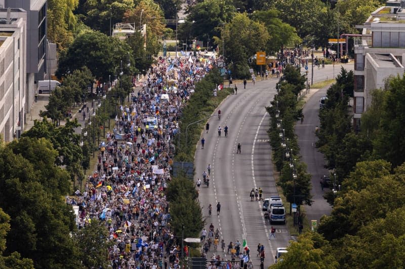 Several thousand supporters take part in the final rally of the lateral thinking movement's demonstration "Unity and Justice and Freedom - the procession". Carsten Koall/dpa