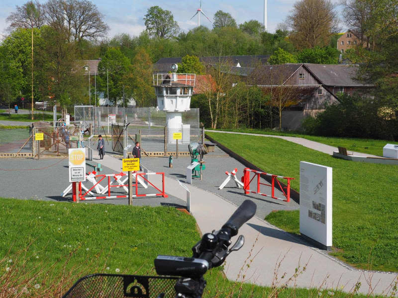 At the German-German Museum in Mödlareuth, visitors can see a section of the Berlin Wall, and watchtowers and barbed wire fences bear witness to the painful division of Germany. Andreas Drouve/dpa