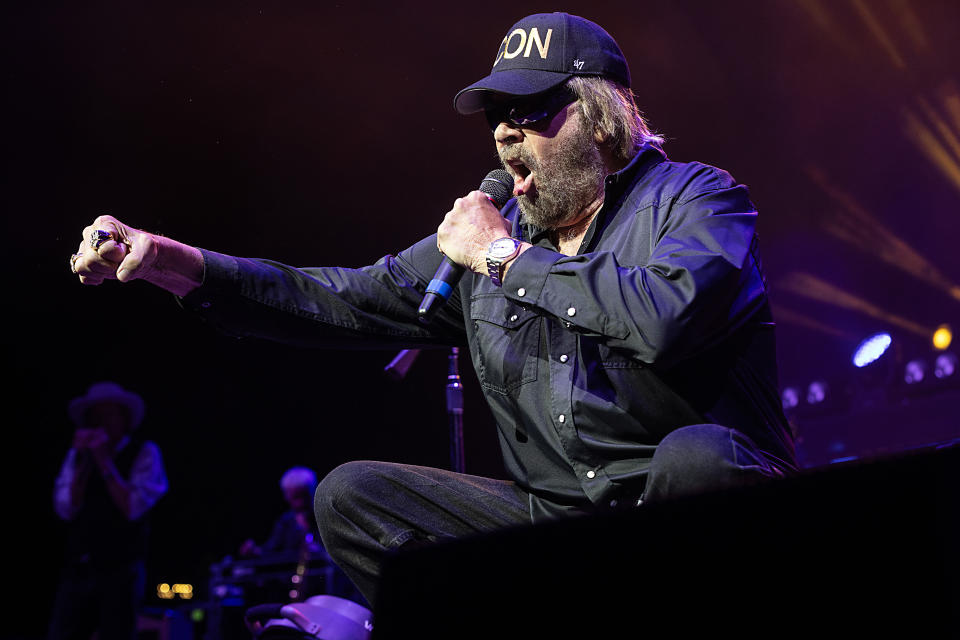 Hank Williams Jr. sings onstage.