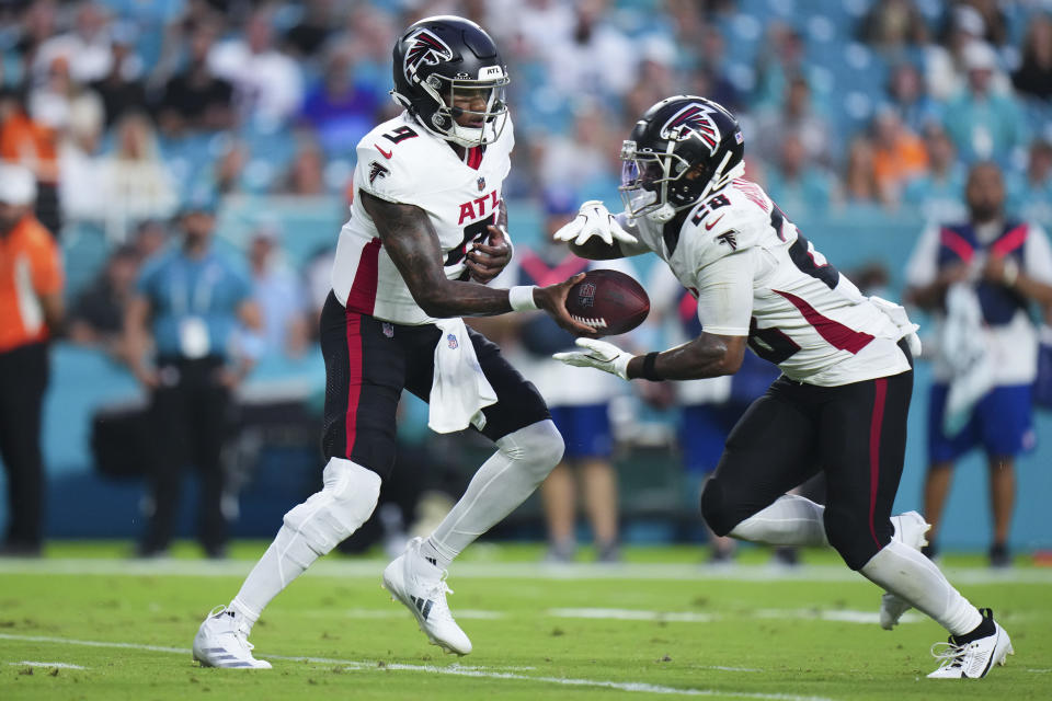 MIAMI GARDENS, FLORIDA - AUGUST 09: Michael Penix Jr. #9  hands the ball of to Carlos Washington Jr. #28 of the Atlanta Falcons against the Miami Dolphins during the first quarter in a preseason game at Hard Rock Stadium on August 09, 2024 in Miami Gardens, Florida. (Photo by Rich Storry/Getty Images)