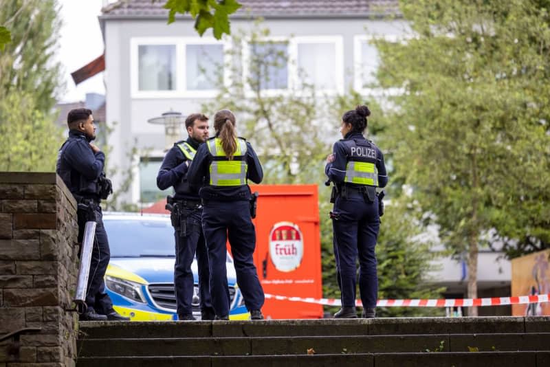 Police officers stand at a cordon in the city center in the early morning following a knife attack at the Solingen town festival. Several people were killed and injured in a knife attack on Friday evening at the city festival celebrating the 650th birthday of the city of Solingen. Thomas Banneyer/dpa