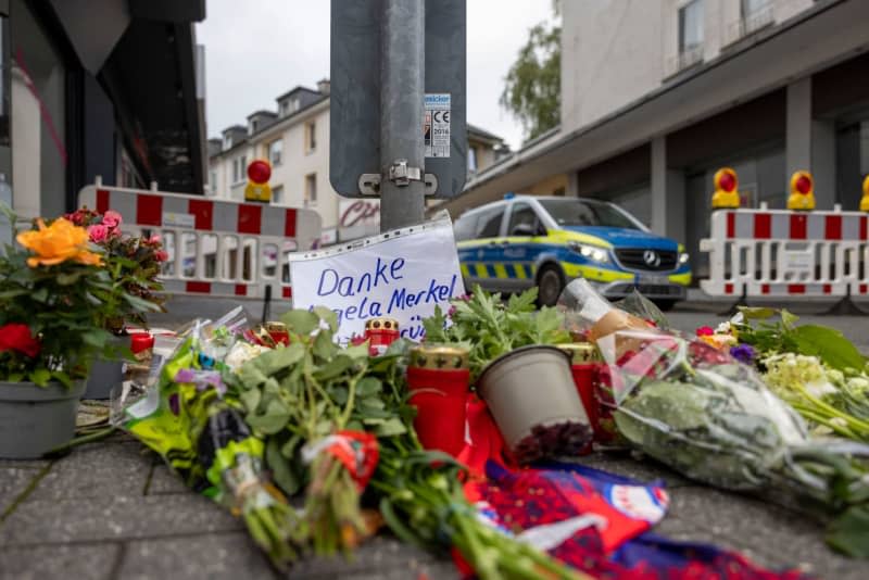 People lay flowers and candles near the scene of a knife attack at the Solingen town festival. Several people were killed and injured in a knife attack on Friday evening at the city festival celebrating the 650th birthday of the city of Solingen. Thomas Banneyer/dpa