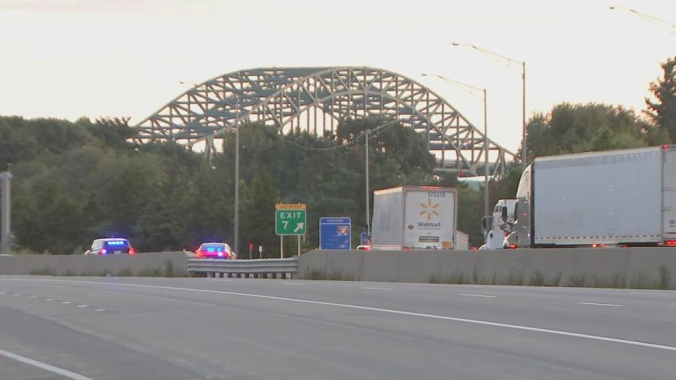 Piscataqua River Bridge, which connects Maine to New Hampshire shut down