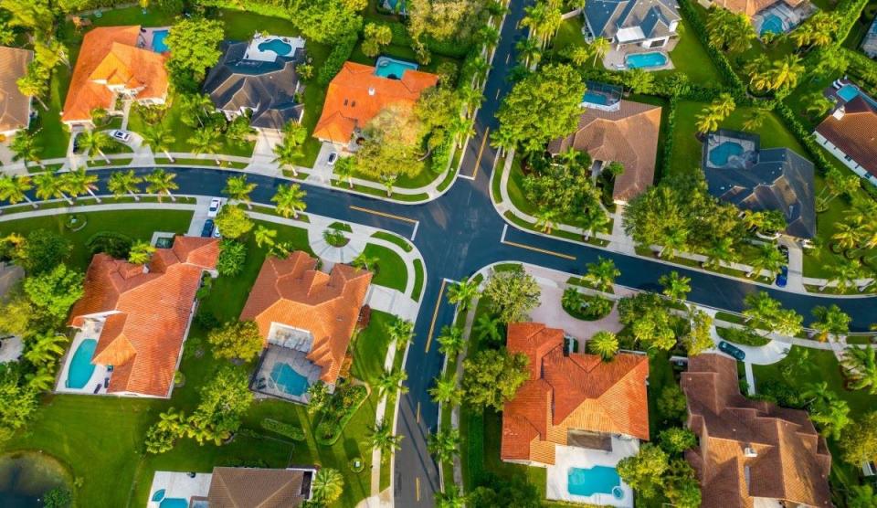 birds-eye view of high income single-family home neighborhood in Florida