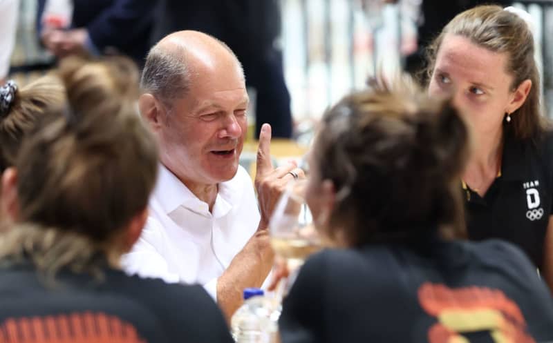 German Chancellor Olaf Scholz meets with athletes during his visit to the German House in Paris. Jan Woitas/dpa