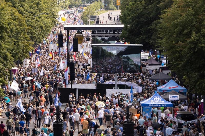 Several thousand supporters take part in the final rally of the lateral thinking movement's demonstration "Unity and Justice and Freedom - the procession". Carsten Koall/dpa