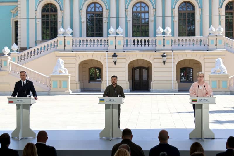 (R-L) Lithuanian Prime Minister Ingrida Simonyte, Ukrainian President Volodymyr Zelensky and Polish President Andrzej Duda attends a joint news conference outside the Mariinskyi Palace on the 33rd Independence Day of Ukraine. -/Ukrinform/dpa