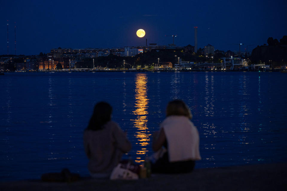 SWEDEN-ASTRONOMY-MOON (Jonathan Nackstrand / AFP-Getty Images)