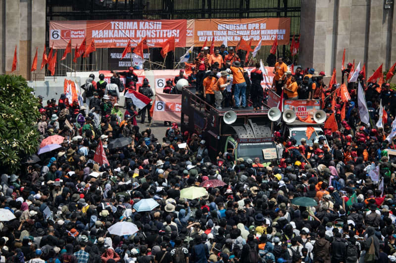 Prople take part in a demostration in front of House of Representative building in Jakarta, against the controversial changes to election laws. Donal Husni/ZUMA Press Wire/dpa