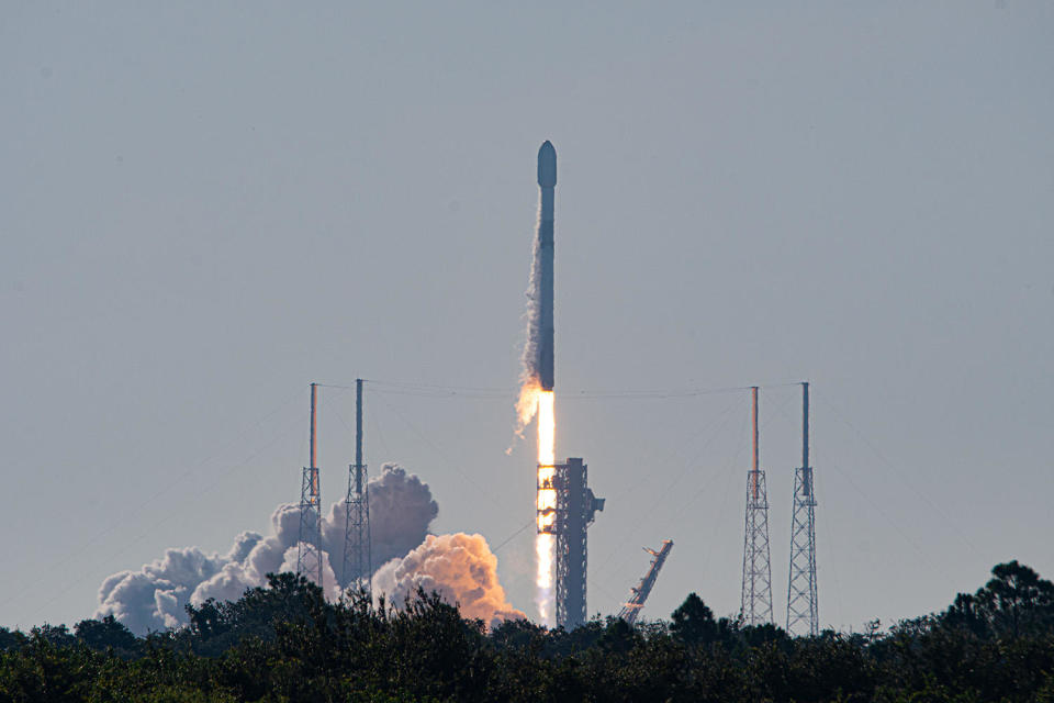 A SpaceX Falcon 9 rocket climbs away from pad 40 at the Cape Canaveral Space Force Station carrying 21 Starlink satellites. / Credit: William Harwood/CBS News