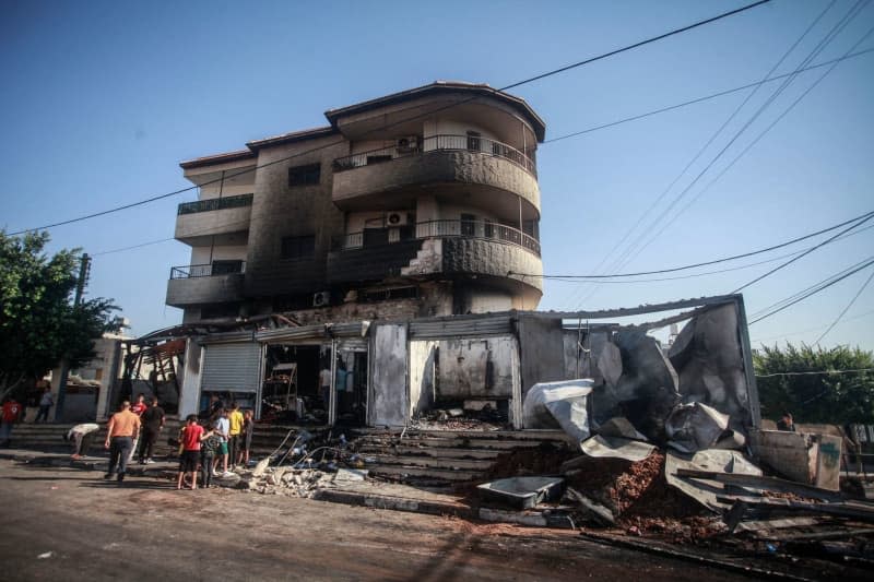 Palestinians gather around a destroyed house following a raid by Israeli forces in the town of Tamoun. Israeli forces condicted a raid in Tamoun, during which a house has been destroyed and four young men have been arrested. Nasser Ishtayeh/SOPA Images via ZUMA Press Wire/dpa