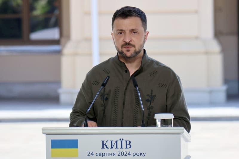 Ukrainian President Volodymyr Zelensky attends a joint news conference with Polish President Andrzej Duda and Lithuanian Prime Minister Ingrida Simonyte outside the Mariinskyi Palace on the 33rd Independence Day of Ukraine. -/Ukrinform/dpa