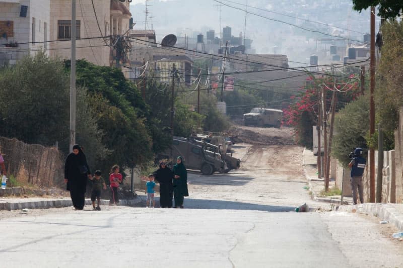 Palestinians migrate safer areas after Israeli army has forced families to leave their houses as Israeli military offensive on Jenin Refugee Camp continues Mohammed Nasser/APA Images via ZUMA Press Wire/dpa