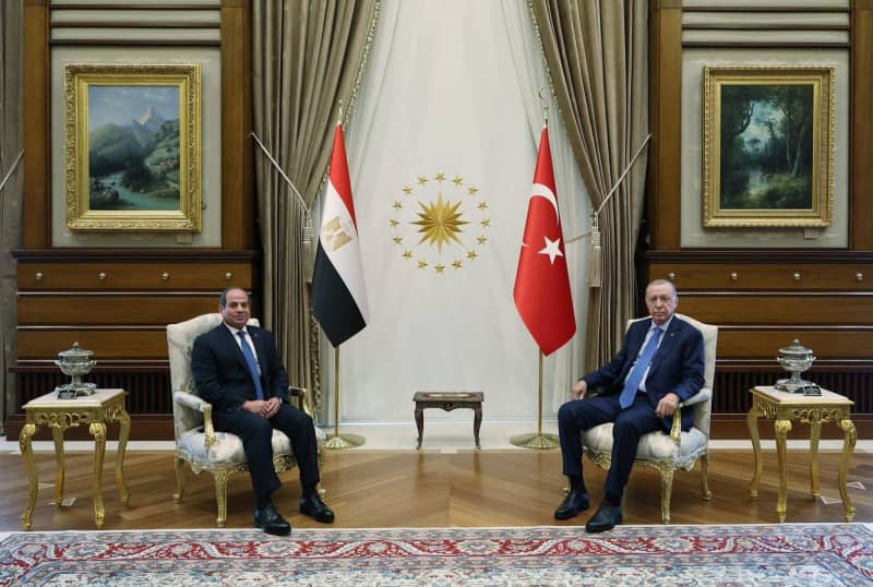 Turkish President Recep Tayyip Erdogan (R) meets with Egyptian President Abdel Fattah el-Sisi (L) at the Presidential Complex. -/Turkish Presidency/dpa