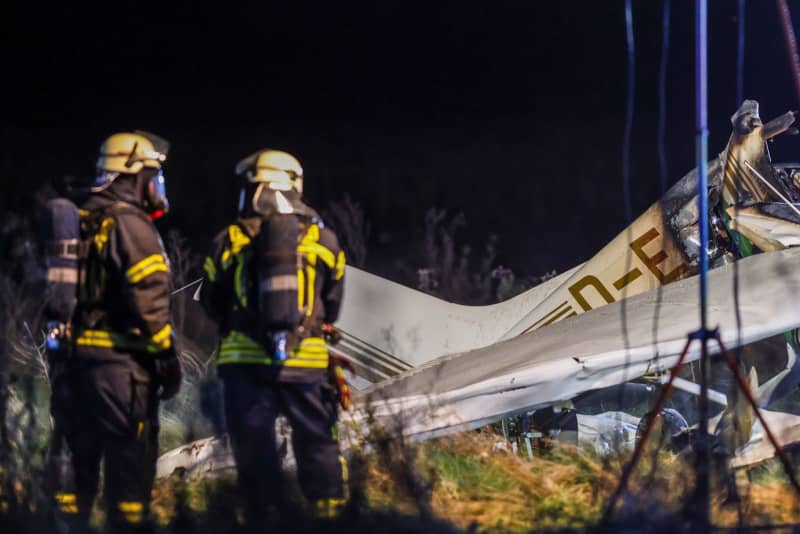 The wreckage of a small plane can be seen after the crash on the site near the airfield in Bad Sassendorf in the district of Soest. Two people were killed in the crash. Christoph Reichwein/dpa