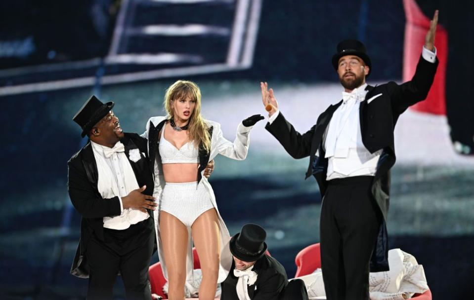 taylor swift travis kelce couples halloween costume 2024