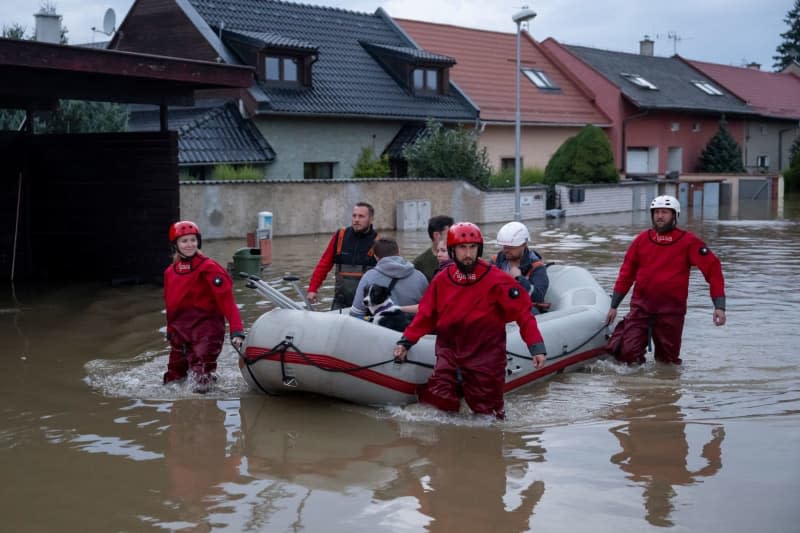 Rescue workers evacuate people from the floods areas in Chomutov near the German border. Deml Ondøej/CTK/dpa